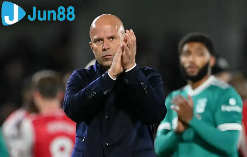 Arne Slot nhận nhiều áp lực với chuỗi trận tệ hại của Liverpool