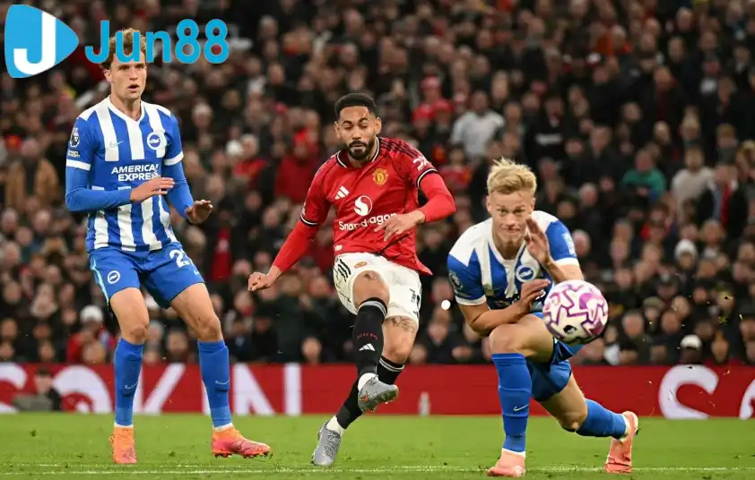 MU giành chiến thắng đầy cảm xúc trước Brighton (Ảnh: The Sun).