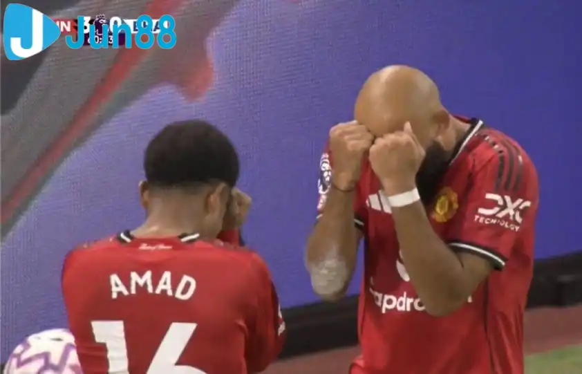 Pha ăn mừng ấn tượng của Amad và Mbeumo trong trận thắng Brighton (Ảnh: CMH).